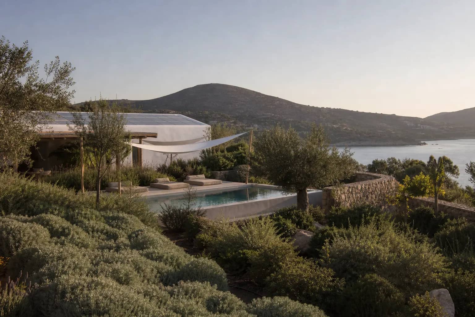 Ege'de zeytin ağaçları ve güneş enerjili butik otel bahçesi, sürdürülebilir turizm belgesini temsil eder